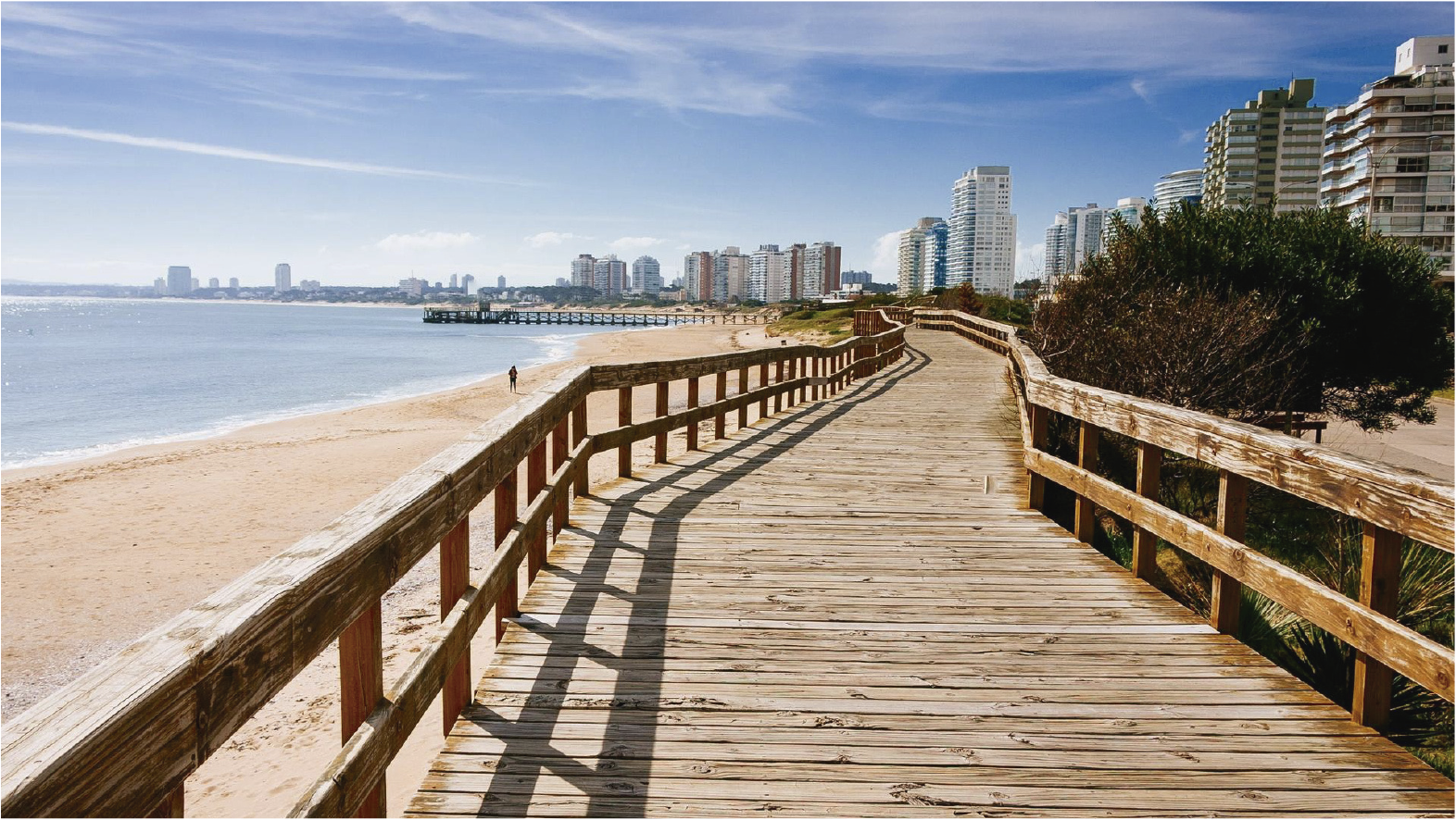 Deck caminero de madera sobre playa de Maldonado