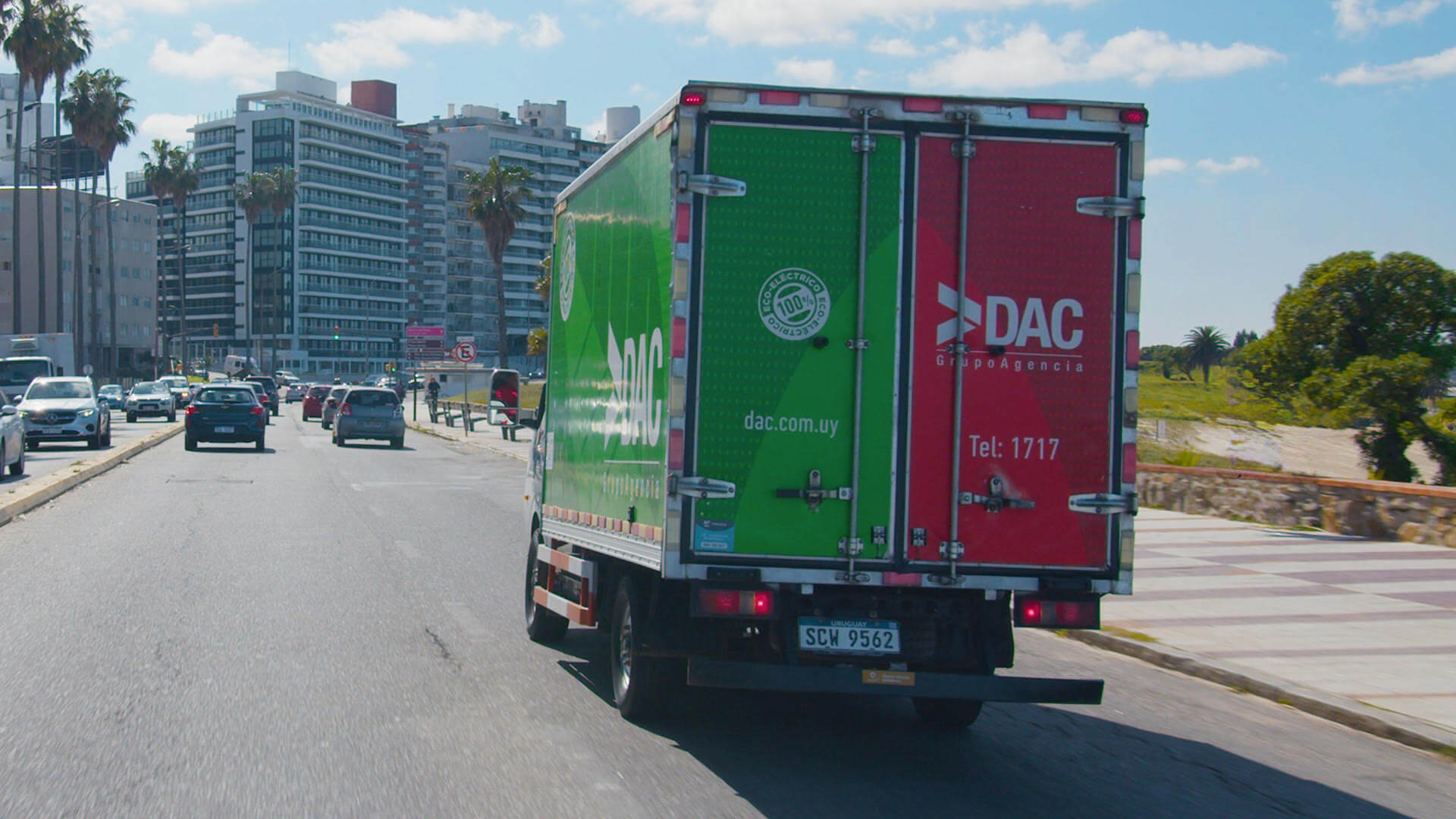 Camión de la agencia de envíos DAC transportando paquetes en una calle de Uruguay